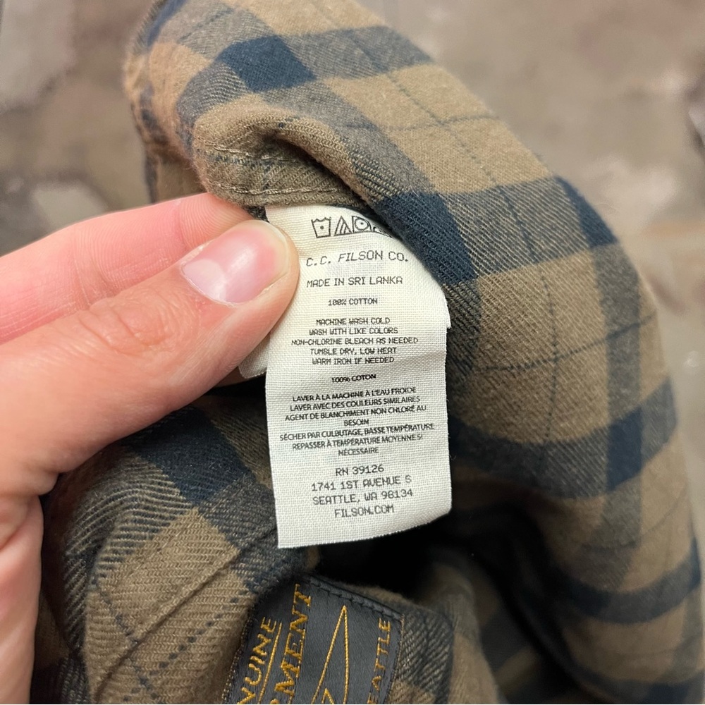 Filson Alaskan Guide Shirt in Otter Green (M) - Picture 5 of 8